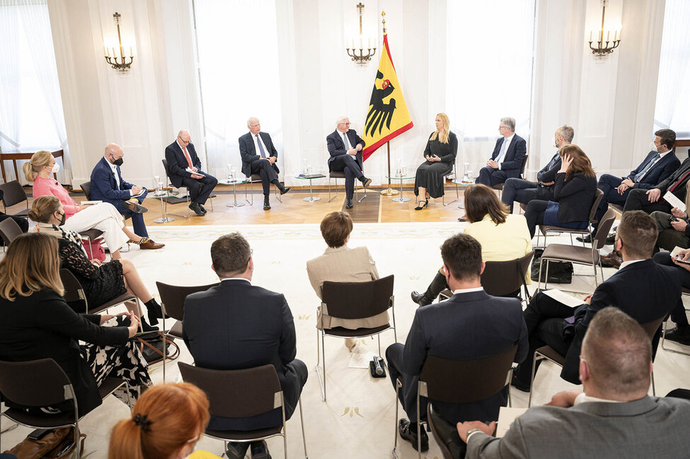 Bundespräsident Frank-Walter Steinmeier in einer Diskussionsrunde mit Kommunalpolitikerinnen und -politikern im Großen Saal in Schloss Bellevue